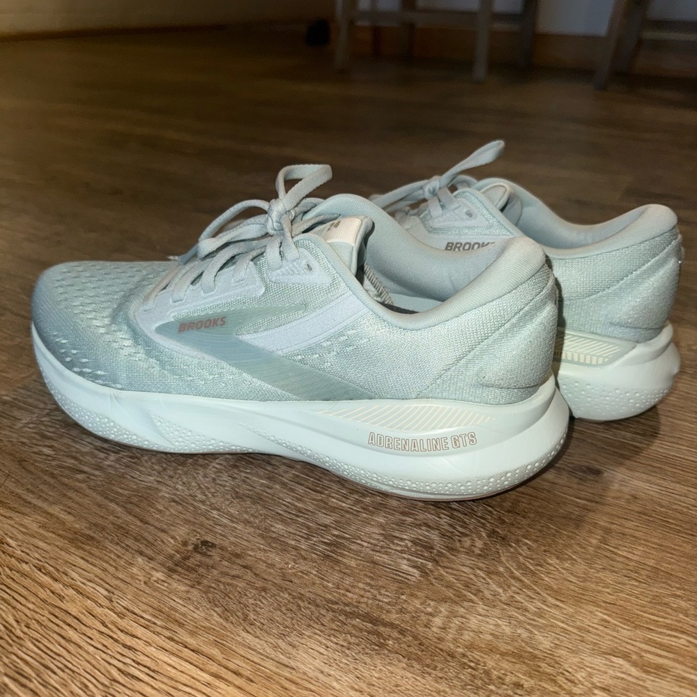 Brooks Adrenaline GTS 24 size 8 in Mint